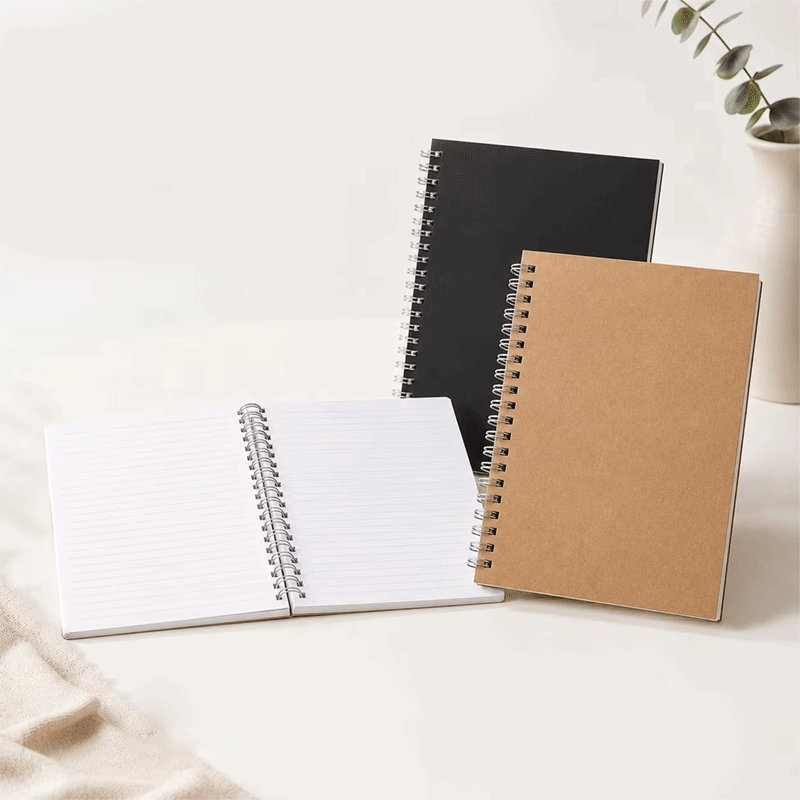 Páginas forradas de cuaderno en espiral negra de Kraft