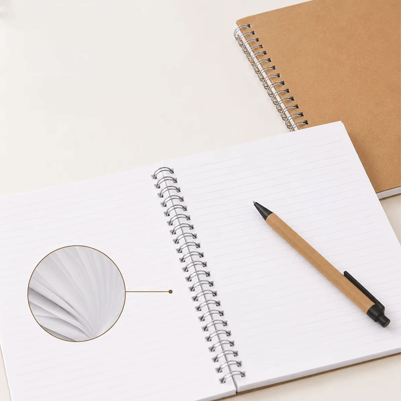 Páginas forradas de cuaderno en espiral negra de Kraft